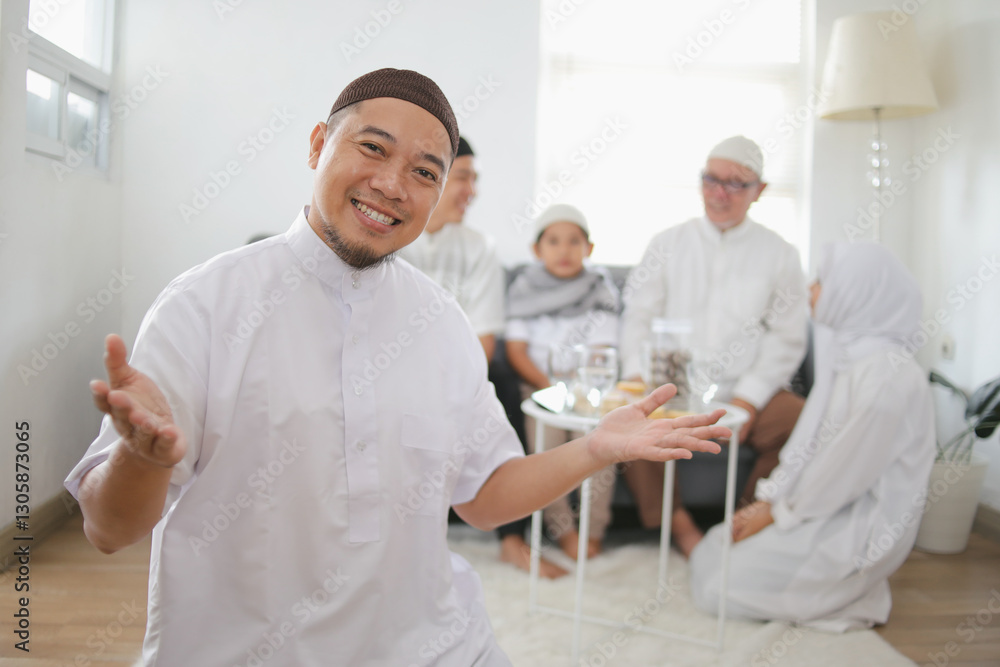 Obraz premium Portrait of Muslim Man Presenting His Warmth Family During Eid Al Fitr Moment