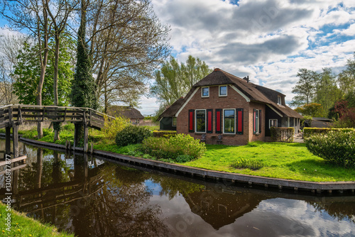 Obraz na płótnie Giethoorn Netherlands, city skyline at canal and traditional house in Giethoorn village w salonie