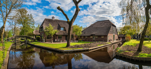 Obraz na płótnie Giethoorn Netherlands, panorama city skyline at canal and traditional house in Giethoorn village w salonie