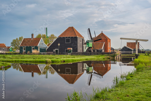 Obraz na płótnie Dutch Windmill and traditional house at Zaanse Schans Village, Amsterdam Netherlands w salonie