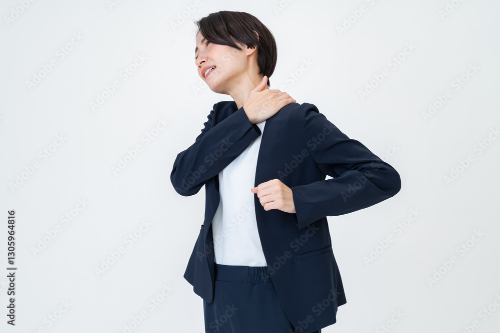 肩こりに悩むビジネスウーマン