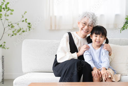 Naklejka 女の子とおばあさんのツーショット ファミリーイメージ 