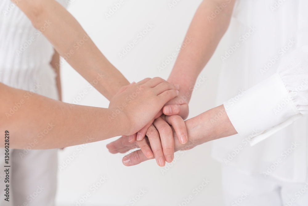 子供と大人が手を重ねている。/白背景スタジオ撮影 子供と大人が手を重ねている。/白背景スタジオ撮影