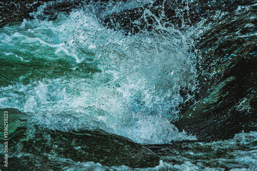 力強い川の流れ