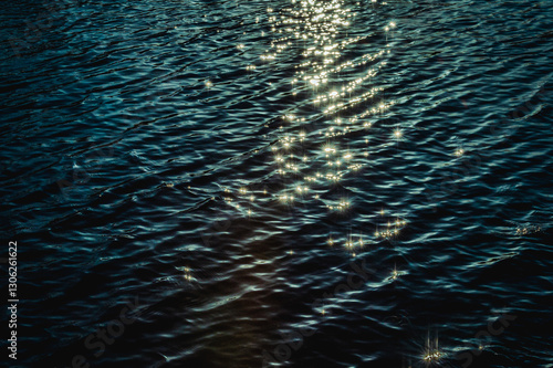 水面が輝く渓流の風景