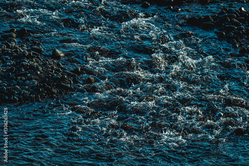 自然の息吹を感じる川の流れ