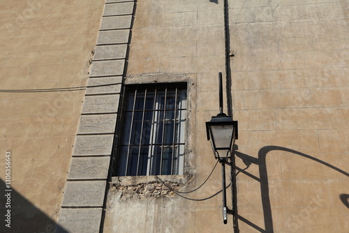 Fenêtre avec des barreaux et lampadaire vintage