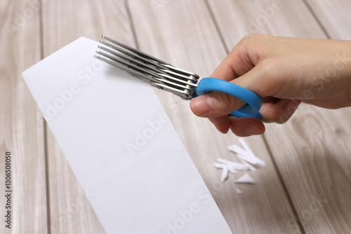 シュレッダーバサミで紙を切るシーン