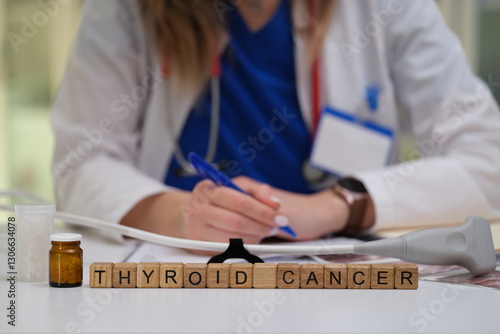 Fotografia A qualified healthcare professional duly notes significant and crucial informati