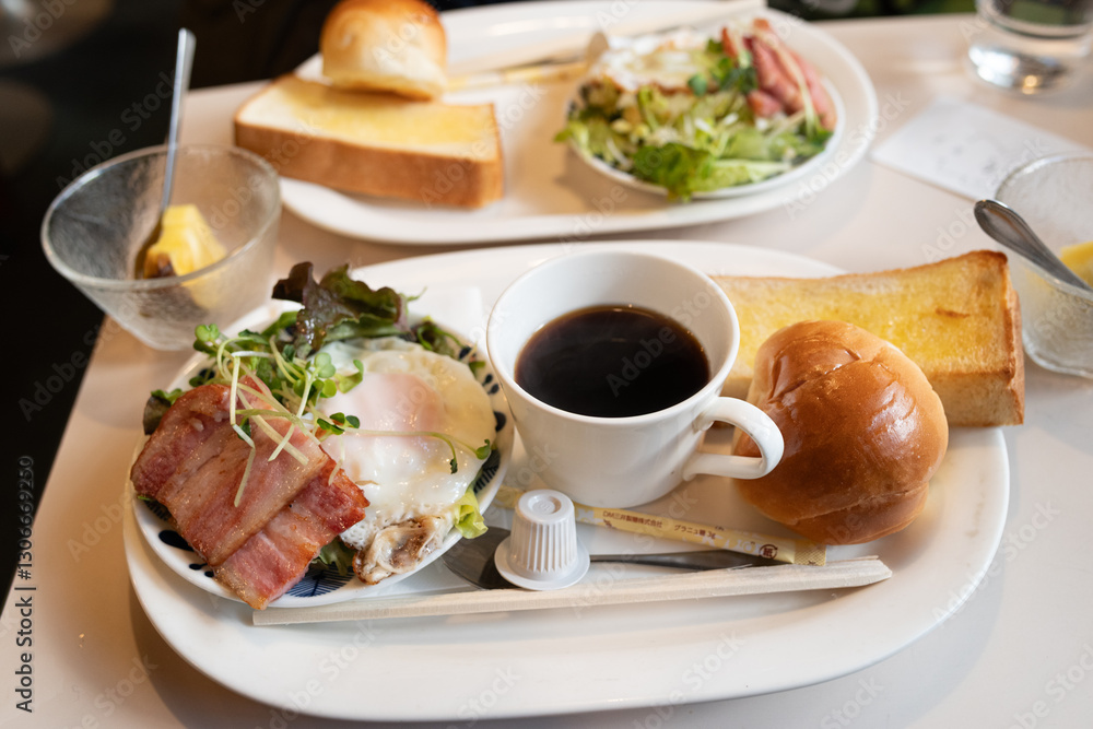 喫茶店で軽食とコーヒーを飲む 喫茶店で軽食とコーヒーを飲む