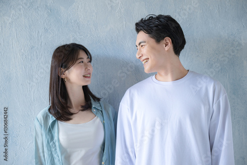 Quadro su tela 手を繋いで見つめ合うカップル　結婚や恋愛などの仲良しのイメージ