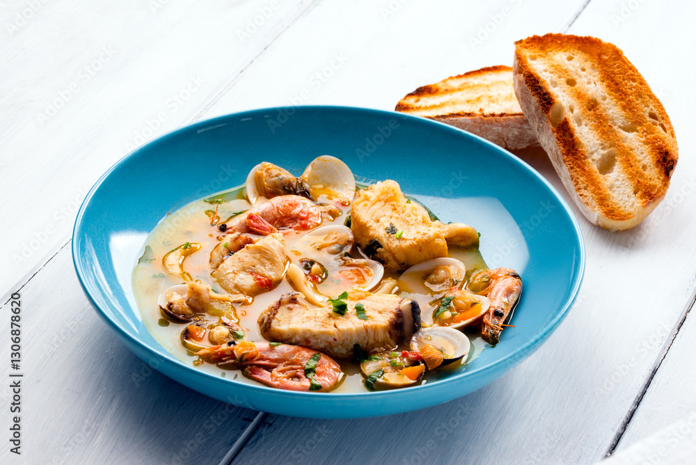 Tipica zuppa di pesce alla mediterranea Tipica zuppa di pesce alla mediterranea