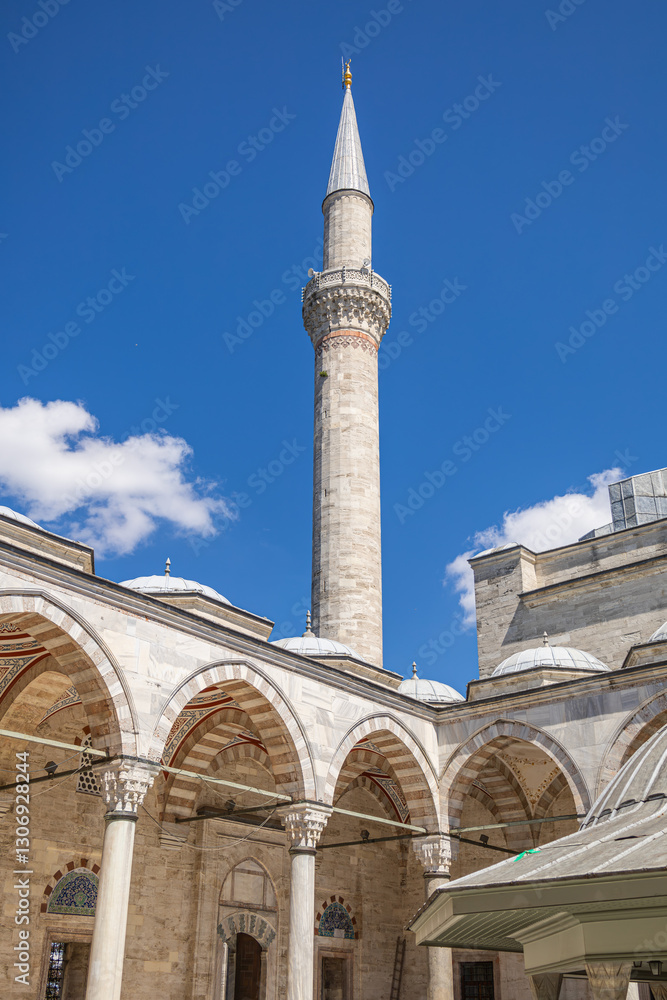 Obraz premium Yavuz Sultan Selim Mosque. a view from the outside.