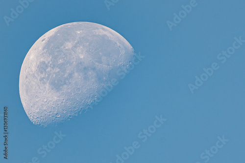 Księżyc na tle błękitnego nieba – szczegółowa dzienna astrofotografia
