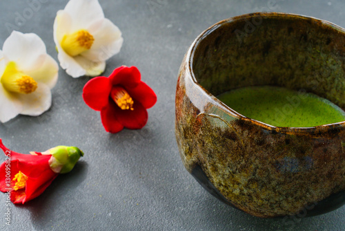 日本の茶道　茶碗と抹茶と美しい椿 　コピースペースあり　Japanese Tea Ceremony (Chado) : Tea bowl, matcha (green tea) and beautiful camellia, copy space available