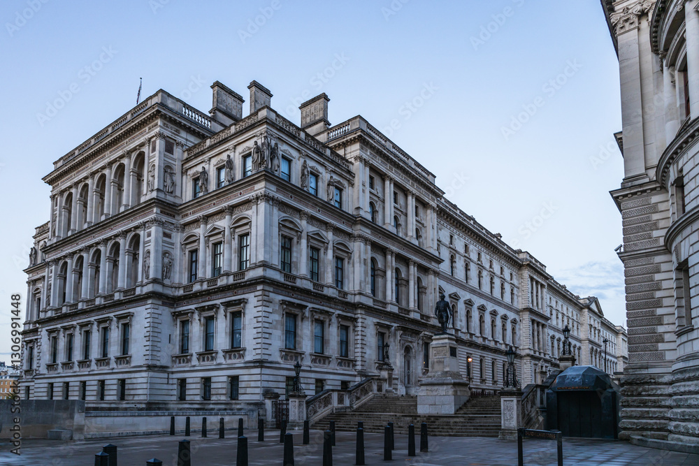 Obraz premium Historic Whitehall Building in London Showcasing Ornate Classical Architecture