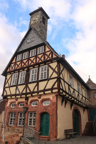 Obraz na płótnie Hessisches Fachwerkkleinod; Rathaus in Ortenberg w salonie