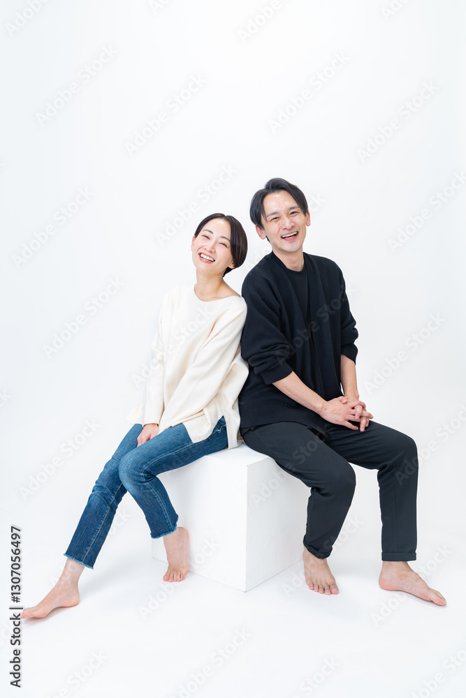 白背景で微笑む男女