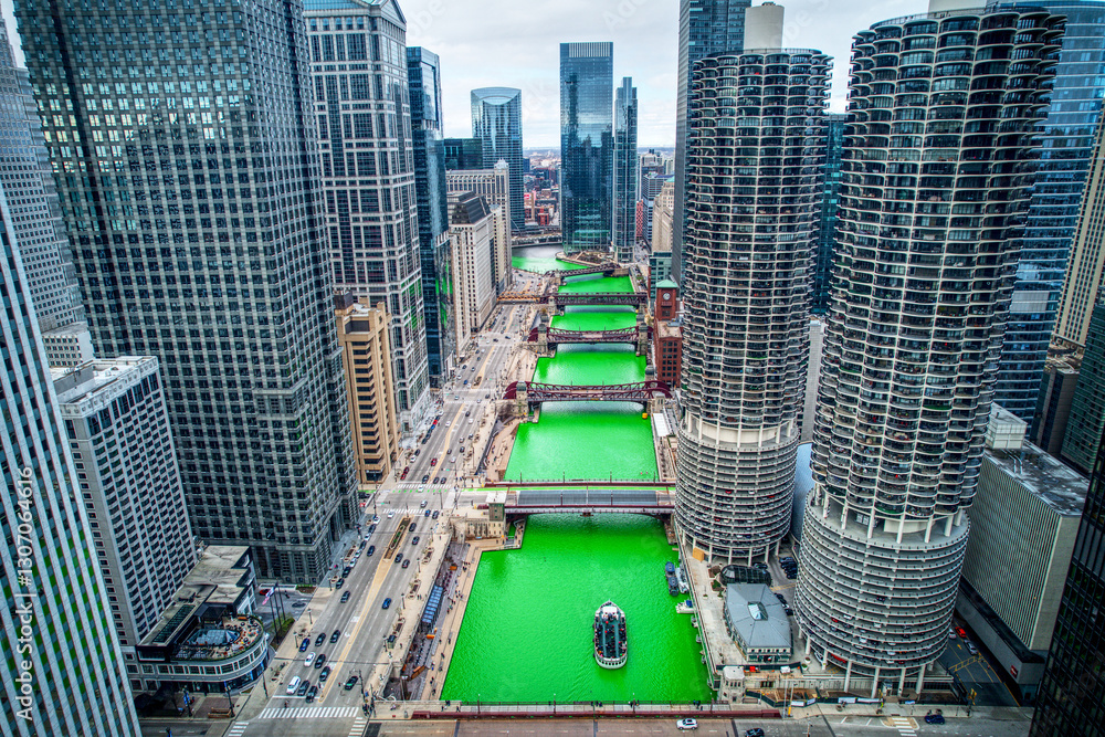 Obraz premium Chicago River Dyed for St. Patrick's Day