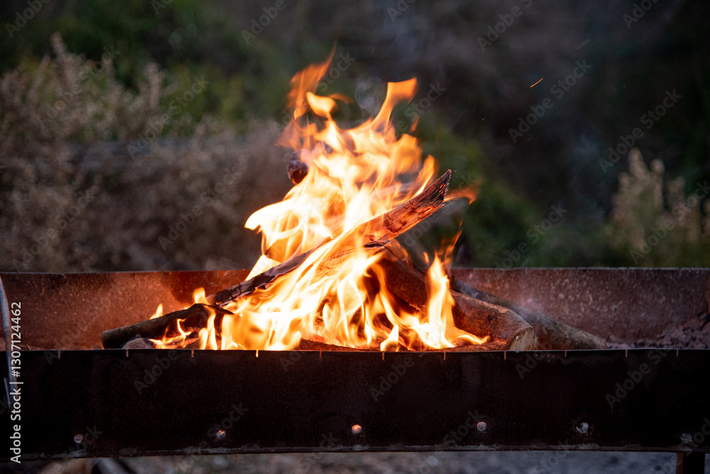 Obraz premium Charcoal and firewood burn in barbecue grill, preparation for cooking meat kebab