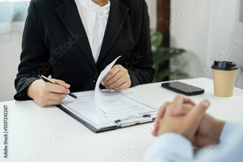 Behang Business people hold a resume and talk to job applicants for job interviews about careers and Their personal history in the company