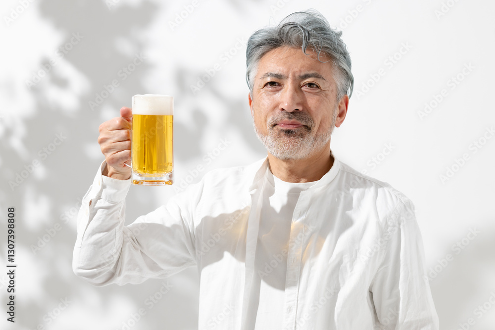 笑顔でビールジョッキを持つ男性 笑顔でビールジョッキを持つ男性