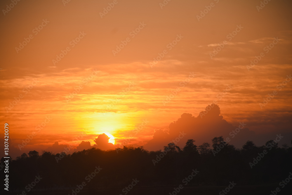 Obraz premium Orange sky with clouds at sunset