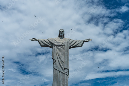 Slika na platnu Estatua de Cristo Redendor en Rio de Janeiro, Brasil, con cielo azul y nubes bla