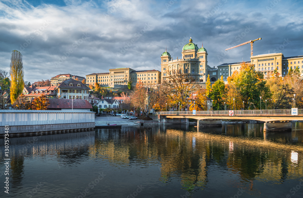 Obraz premium Dalmazi Bridge over the Aare River with the Federal Palace of Switzerland in the background