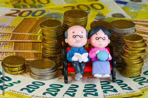 Fotografía A symbol of financially secure retirement, an elderly couple of doll figurines s