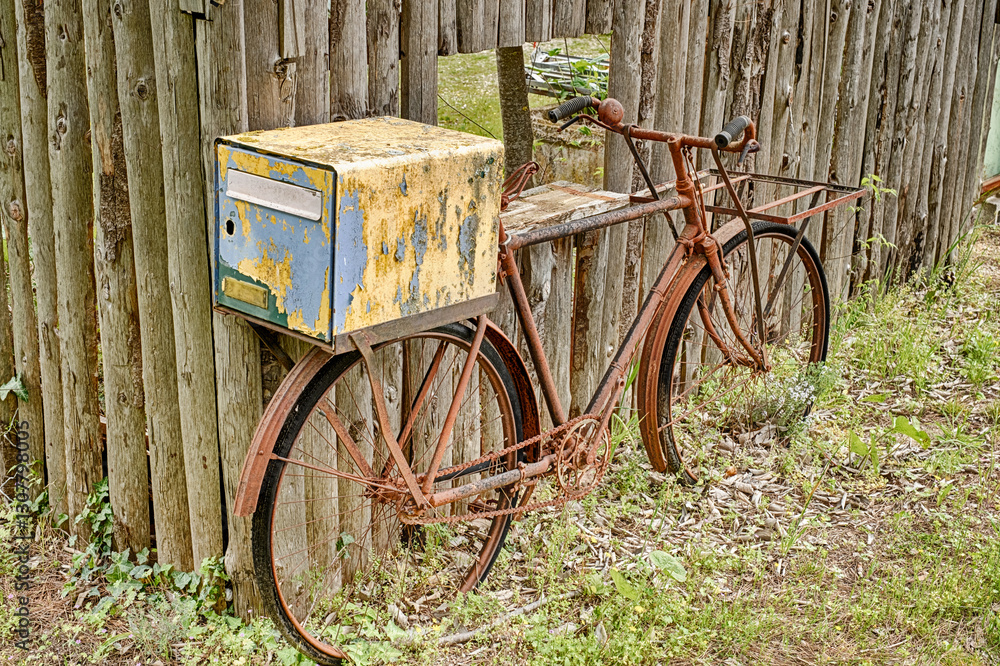 Fototapeta premium Rusty Bicycle In St. Pantaleon
