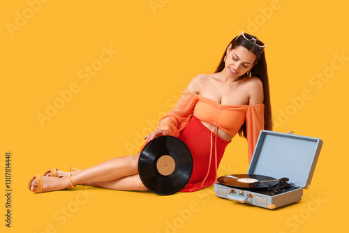 Stylish young woman with re...
