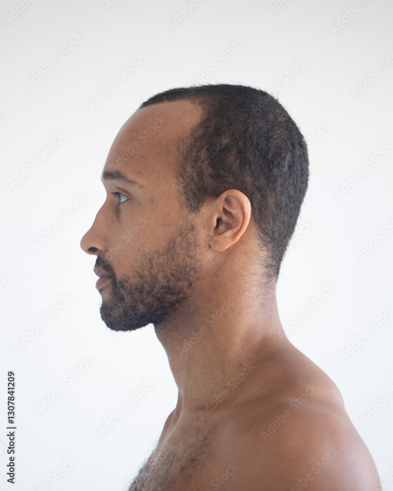 Obraz premium Dark-skinned man, head close-up over white background.