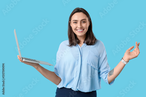 Young businesswoman with la...