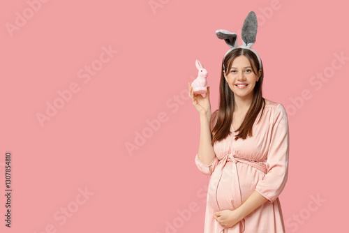 Beautiful young pregnant wo...