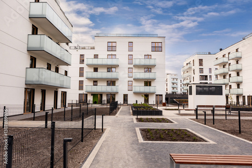 Nowoczesny apartamentowiec z panoramicznymi oknami i balkonami