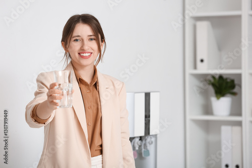 Beautiful young woman drink...