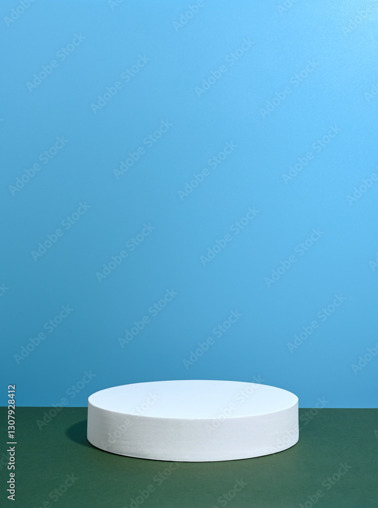 Podio cilindrico sobre fondo de color verde y azul Podio cilindrico sobre fondo de color verde y azul