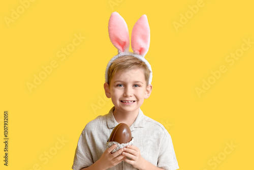 Little boy with chocolate e...