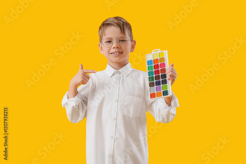 Little boy pointing at wate...