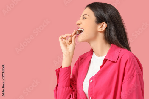 Beautiful young woman eatin...