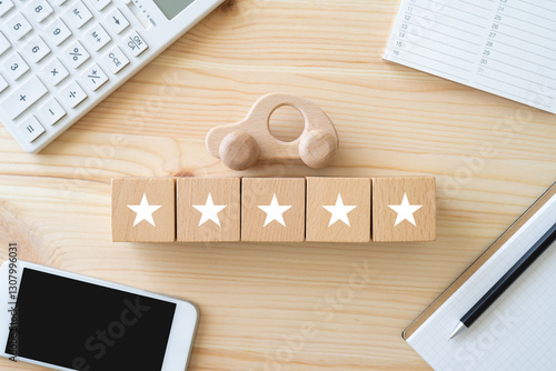 星マークが書かれたブロック、車の模型、電卓、スマホ