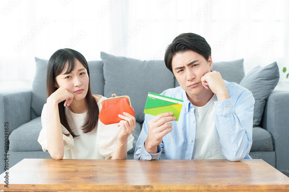 夫婦　お金のトラブル　増税　生活苦