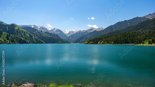 lake in the mountains，天山天池