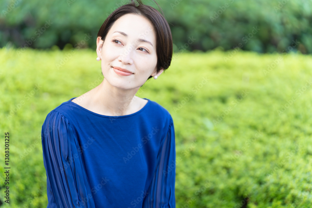 ベンチで休憩している若い女性
ベンチで休憩している若い女性
