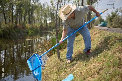 Cleaning the Banks of Xochimilco’s Wetlands
