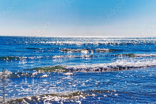 Paesaggio di mare con onde