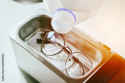 Obraz na płótnie Round glasses submerged in ultrasonic cleaning unit w salonie