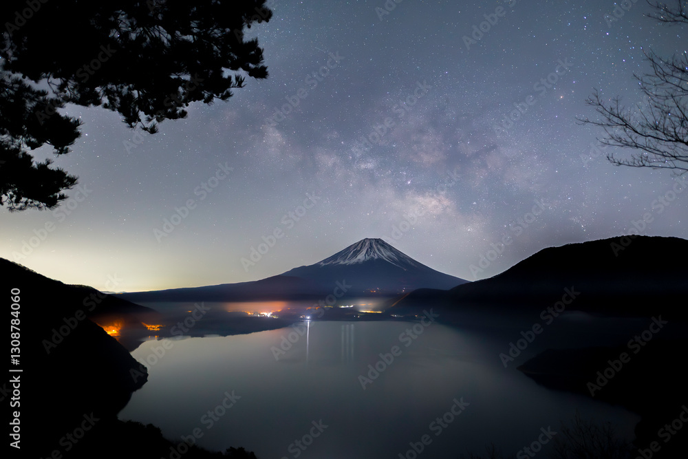 本栖湖中之倉峠展望地から富士山と天の川