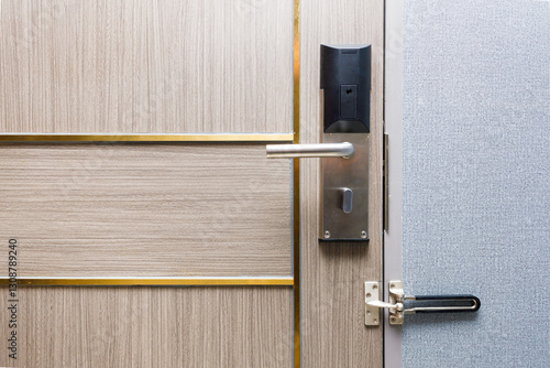 Obraz na płótnie closeup hotel door locking system for privacy safety room double lock with touch keycard to unlock w salonie